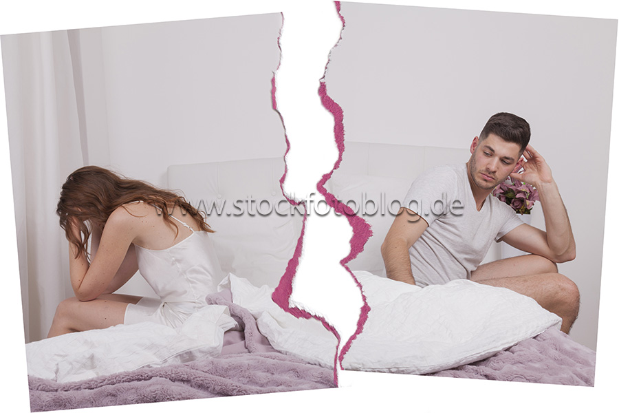Mann und Frau sitzen getrennt einzeln auf der Bettkante eines Bettes